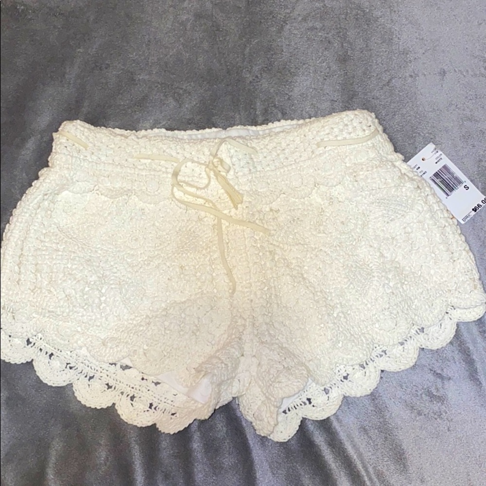Beige/white summer shorts